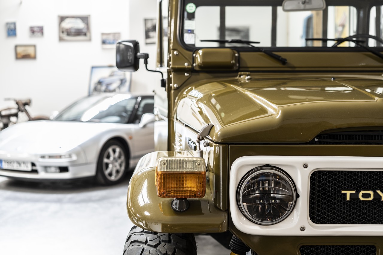 BJ's Café — Bar et voiture de collection